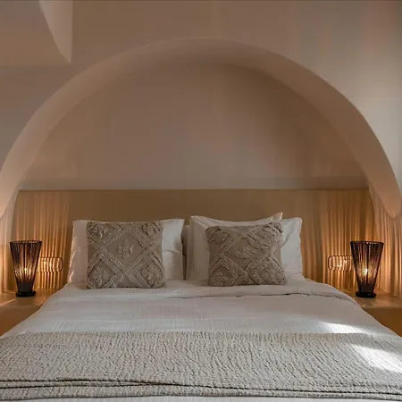 Santorini - - Sleeps 5 - Pool - Parking Villa *