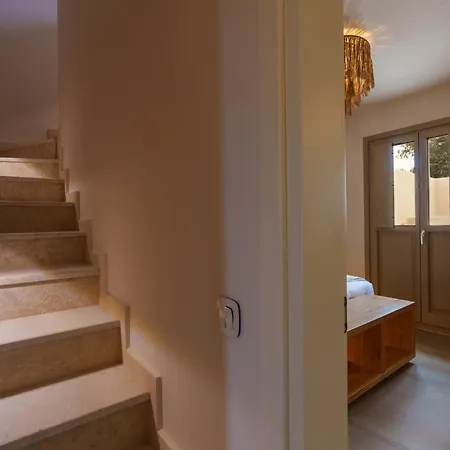 Villa Santorini - - Sleeps 5 - Pool - Parking Mesariá