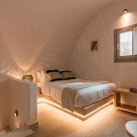 Villa Santorini - - Sleeps 5 - Pool - Parking Mesariá