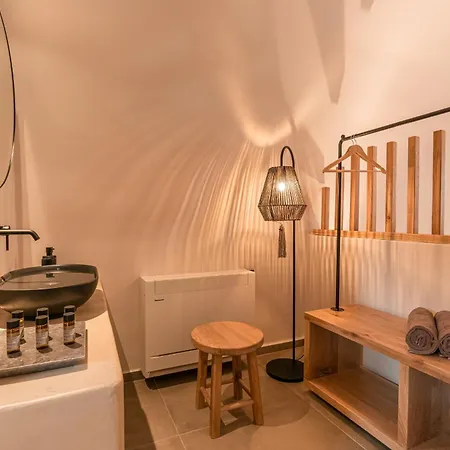 Santorini - - Sleeps 5 - Pool - Parking Villa