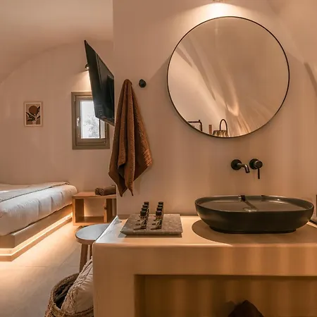 Santorini - - Sleeps 5 - Pool - Parking * Mesariá